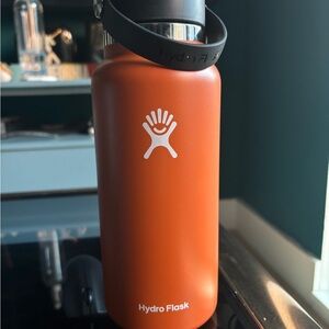 Hydro Flask Tangerine Orange Bottle with Black Lid 32 oz Flex Straw Cap